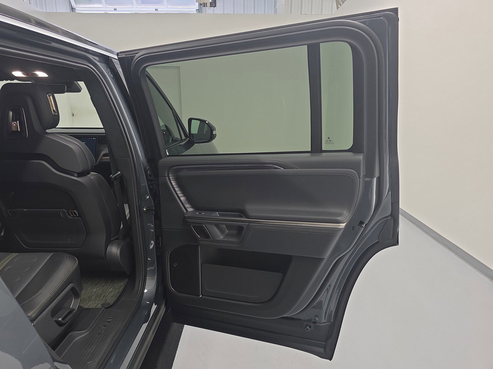 Used 2024 Rivian R1S Adventure AWD/4WD image 19