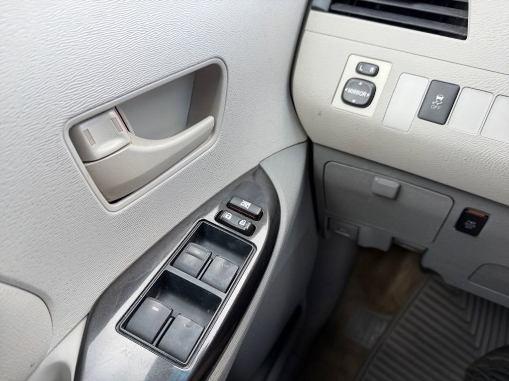 Used 2012 Toyota Sienna LE image 17