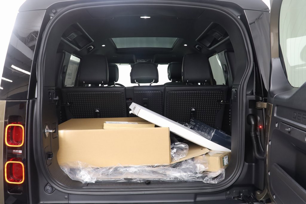 New 2024 Land Rover Defender 110 SE image 17
