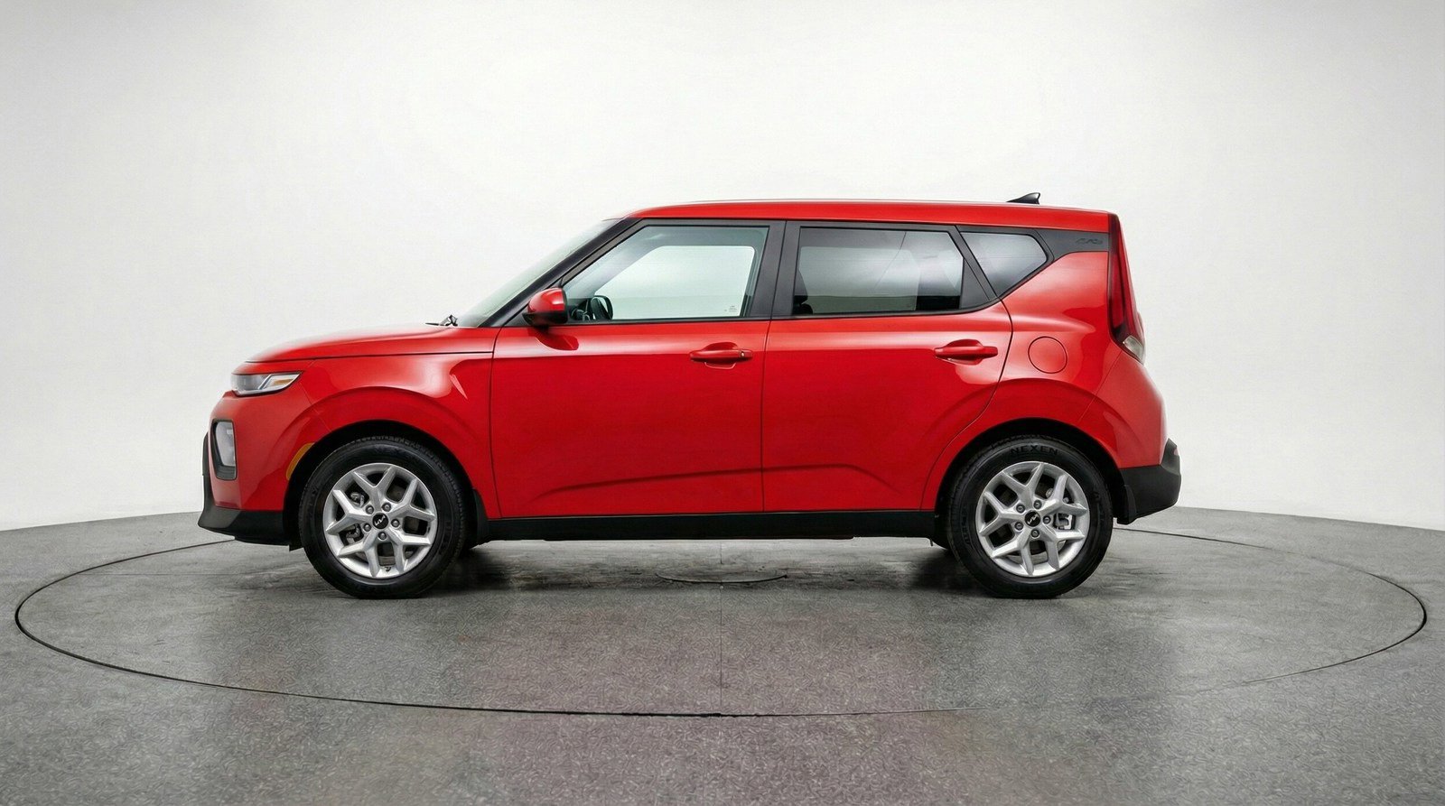 Used 2025 Kia Soul LX w/ LX Technology Package FWD image 4
