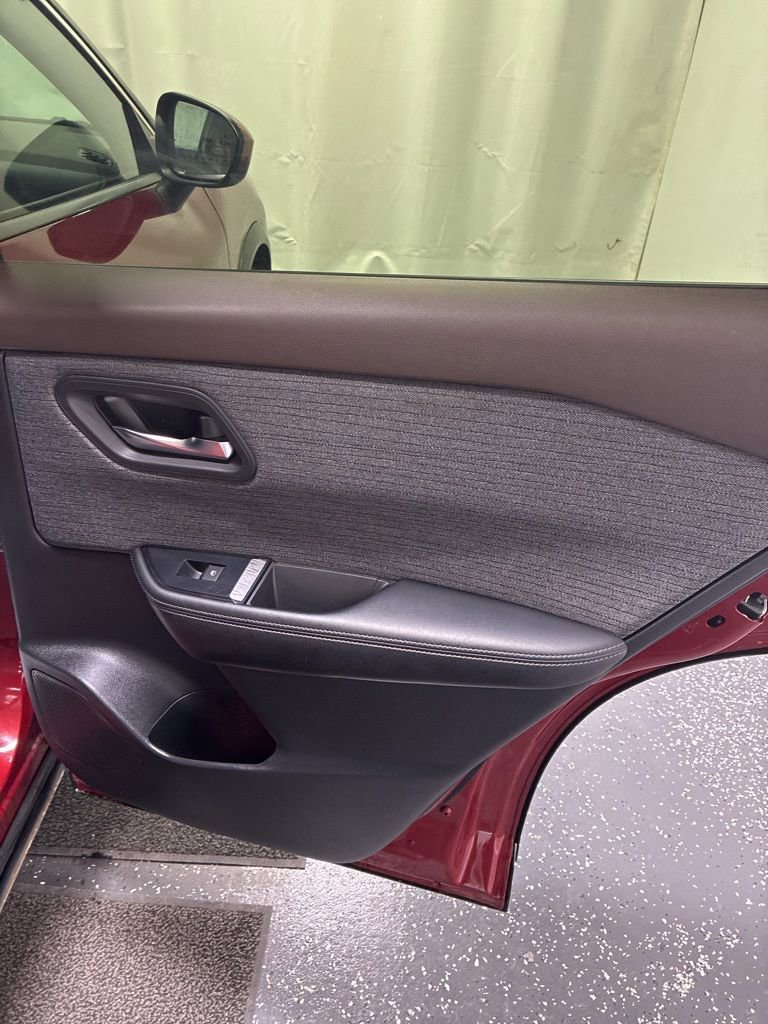 Used 2023 Nissan Rogue SV image 24