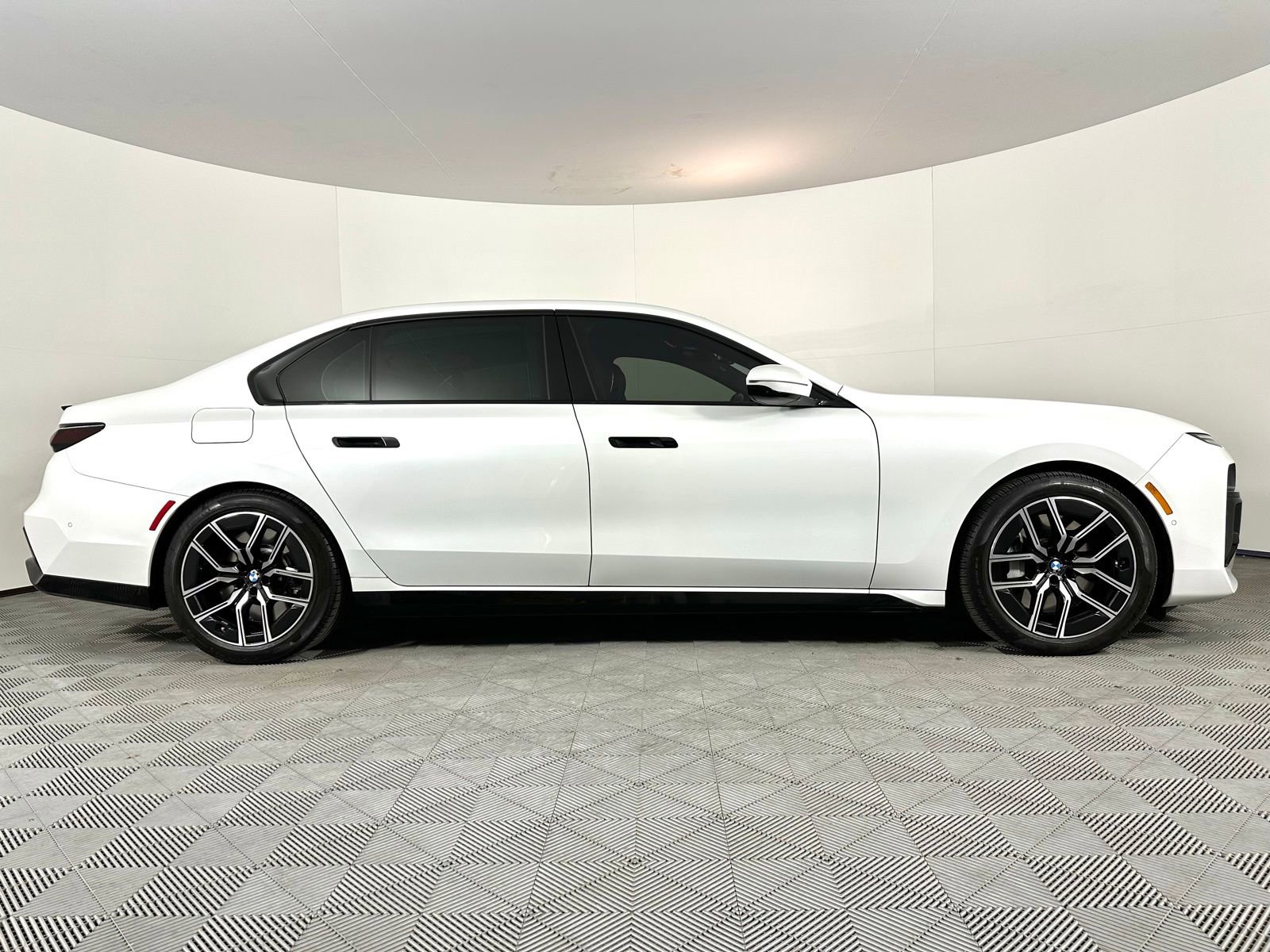 Used 2023 BMW 760i xDrive w/ Parking Assistance Package image 28