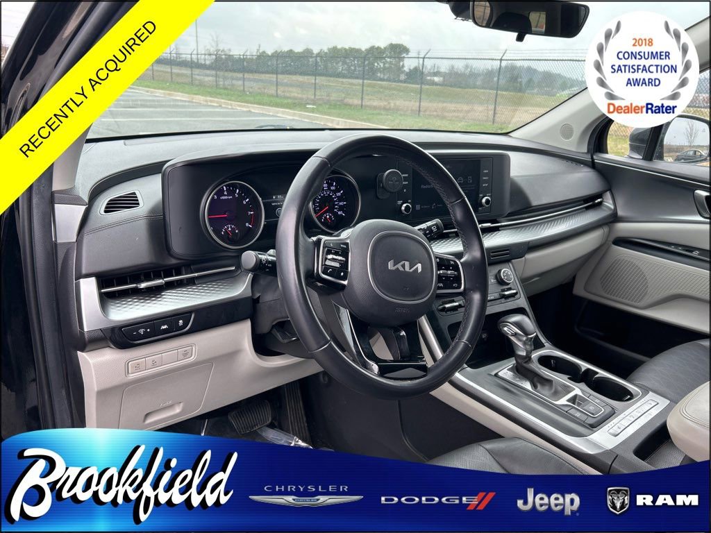 Used 2023 Kia Carnival LX image 3