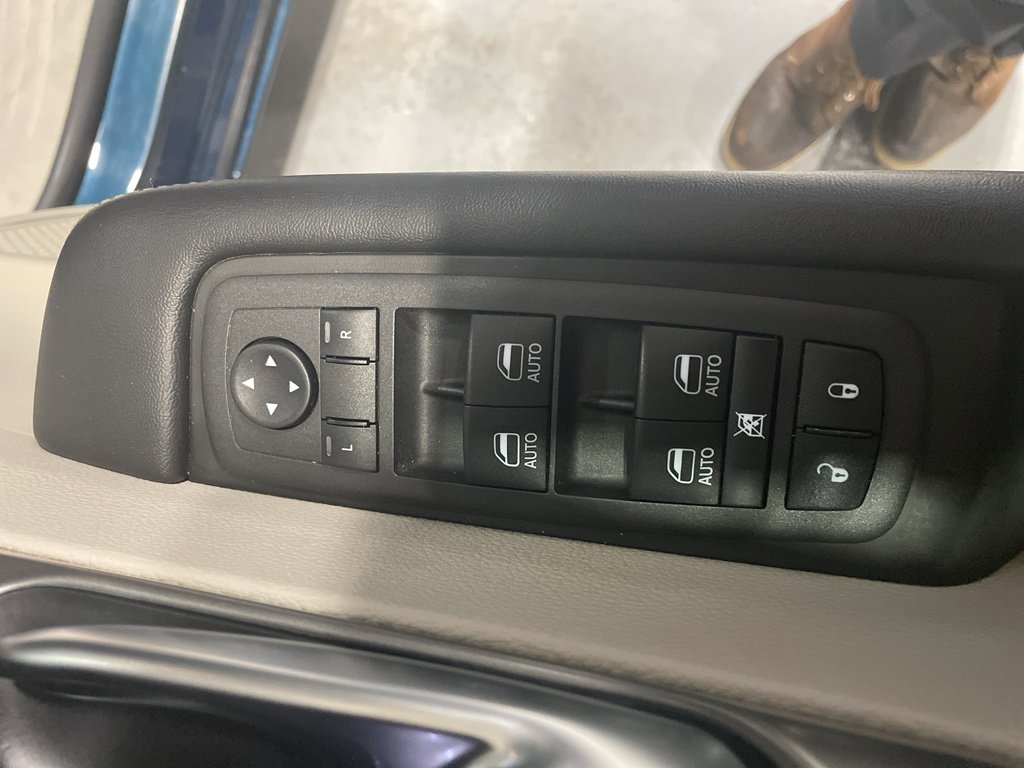 Used 2023 Chrysler Pacifica Touring-L w/ Uconnect Theater Family Group image 31