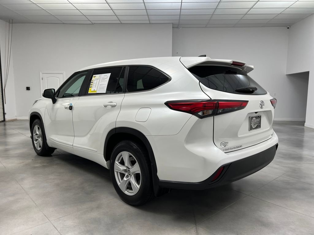 Used 2023 Toyota Highlander LE image 5
