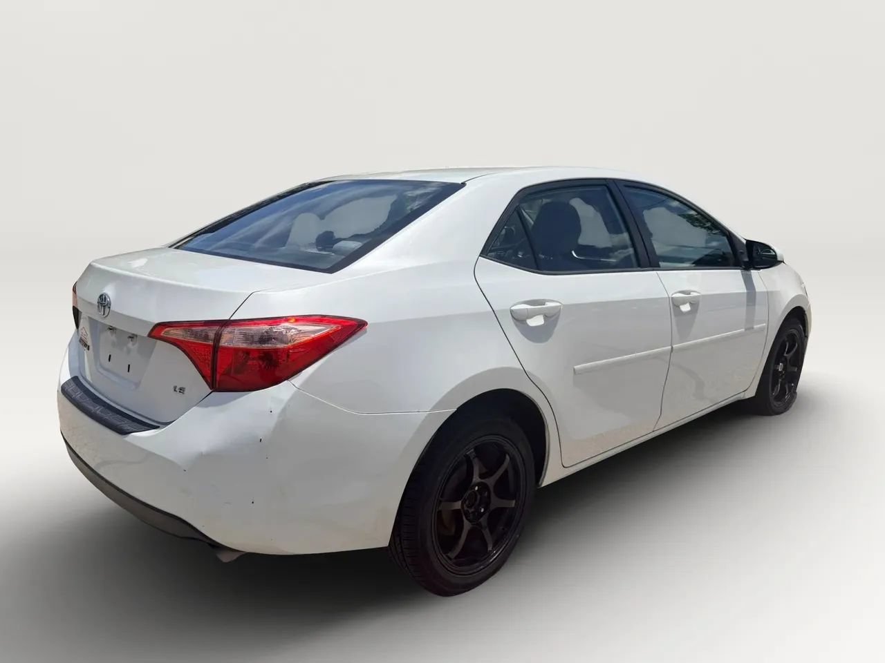 Used 2018 Toyota Corolla LE w/ Carpet Mat Package (TMS) FWD image 6