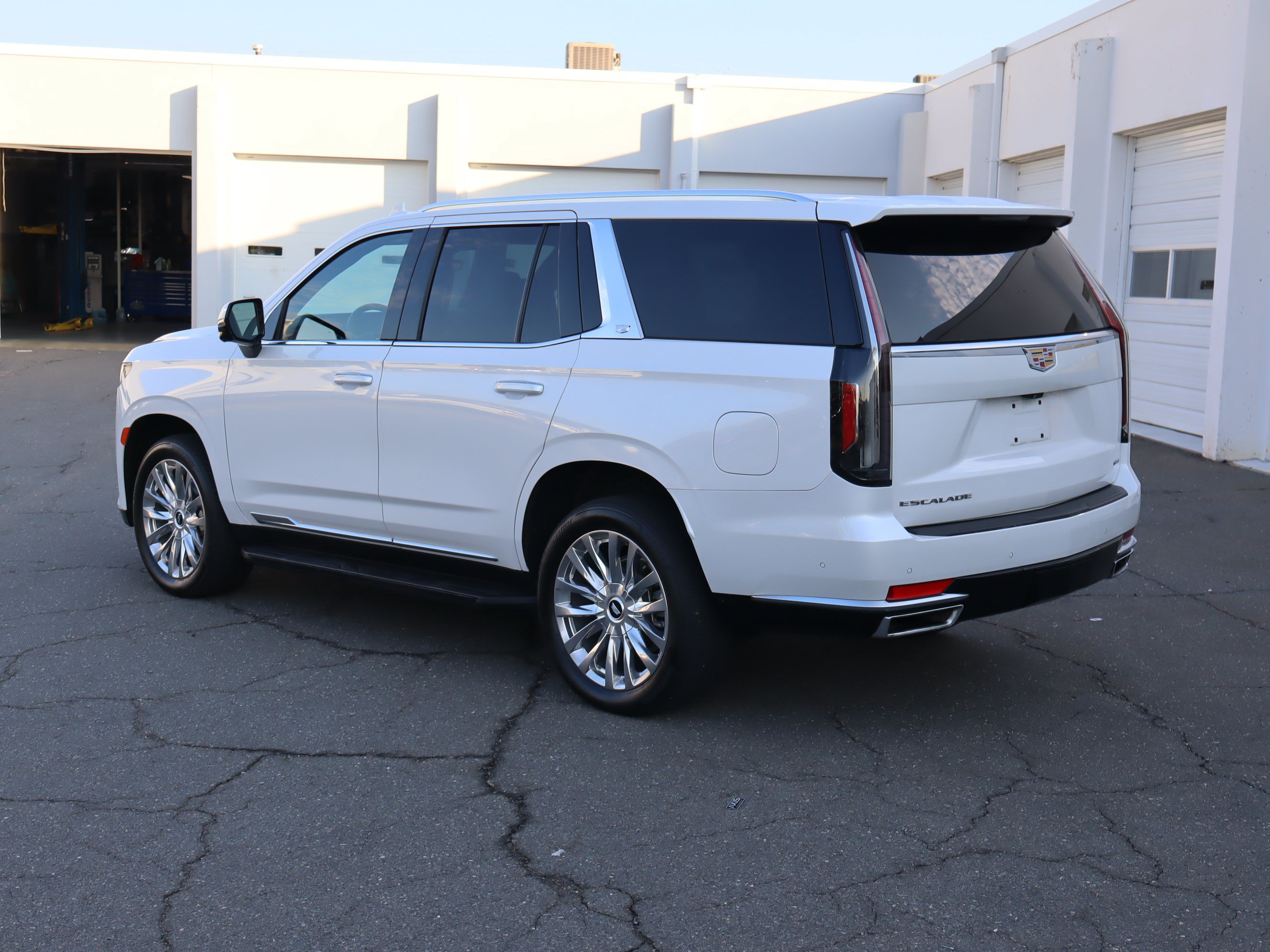 Used 2023 Cadillac Escalade Premium Luxury w/ Performance Package AWD/4WD image 8