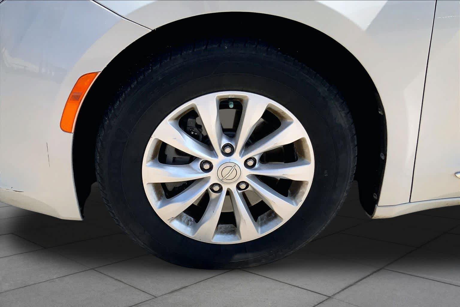 Used 2017 Chrysler Pacifica Touring-L FWD image 9