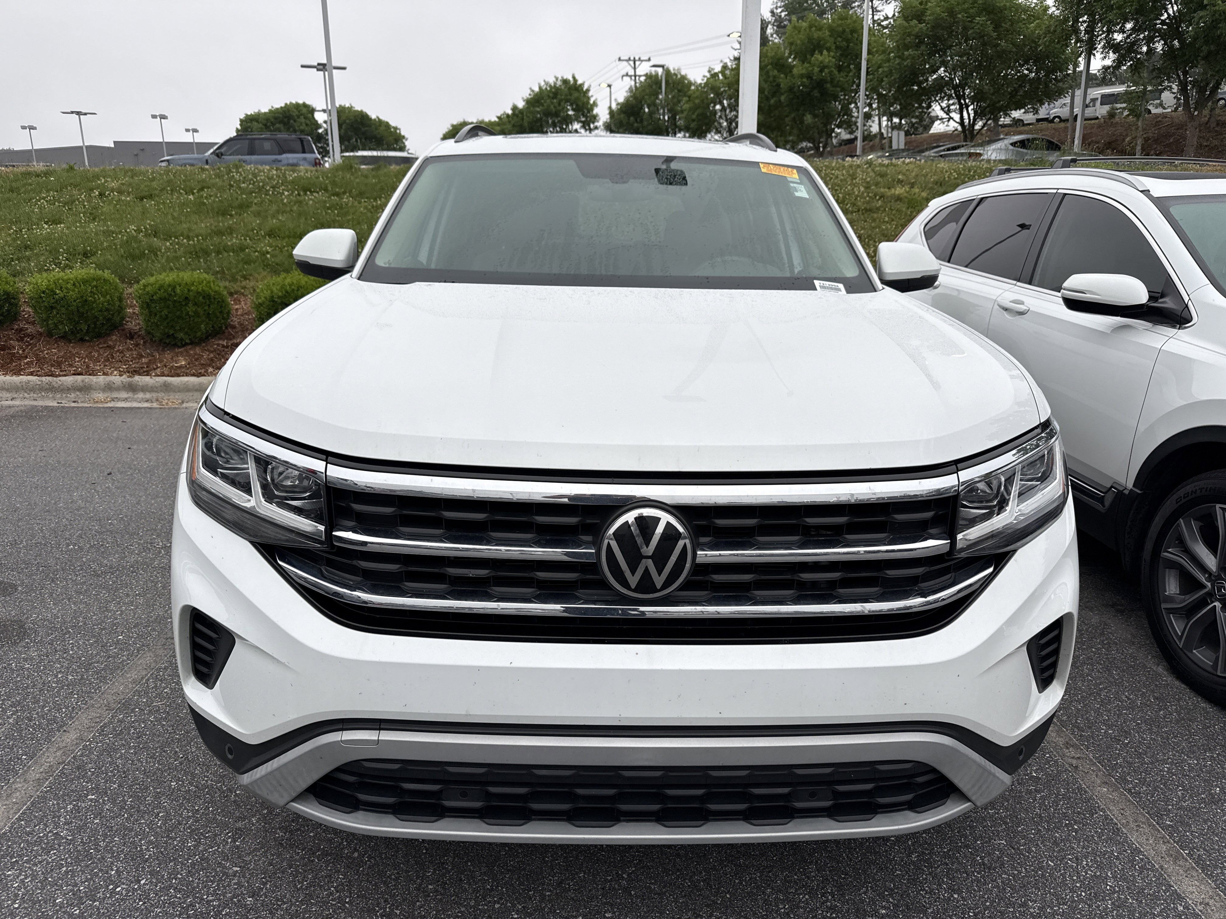 Used 2022 Volkswagen Atlas SE w/ Panoramic Sunroof Package FWD image 3