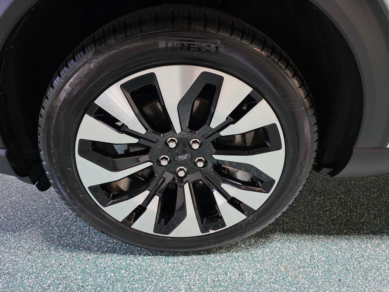 Used 2025 Ford Explorer Platinum w/ LUX Leather Package image 12