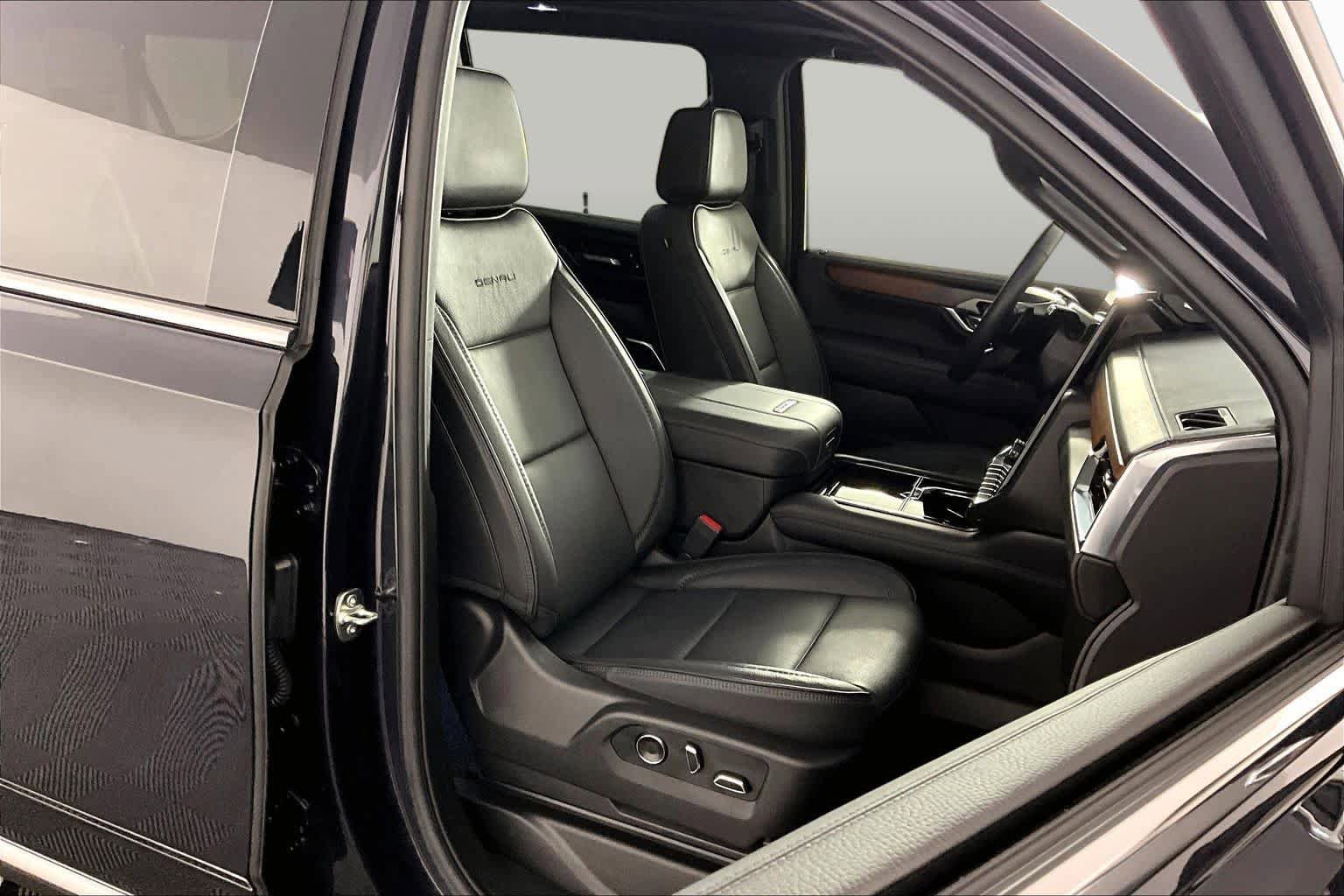 Used 2025 GMC Yukon XL Denali w/ Sun & Power Step Package AWD/4WD image 9