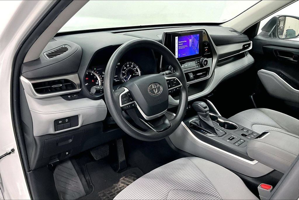 Used 2023 Toyota Highlander L AWD/4WD image 16