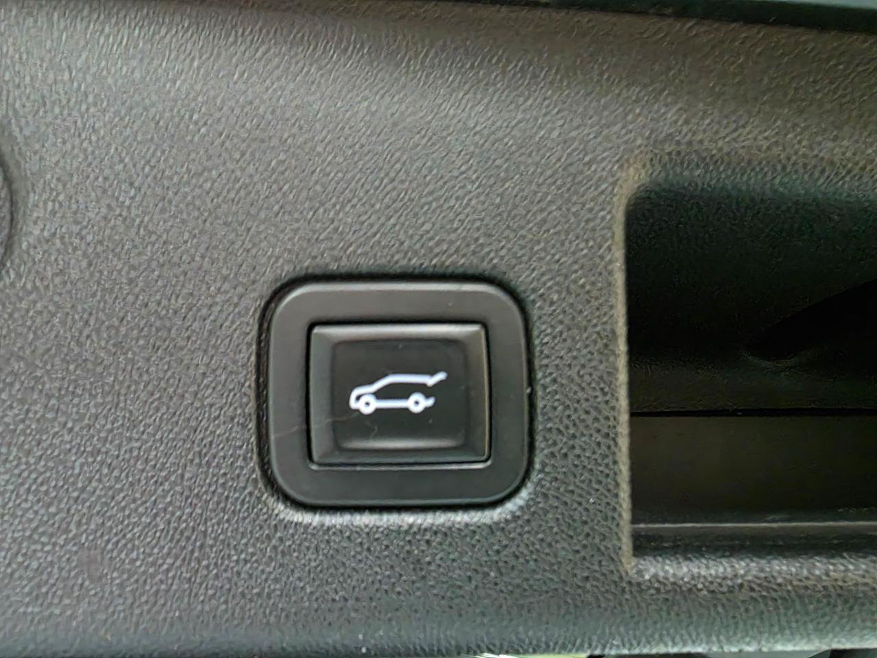Used 2018 Chevrolet Equinox Premier AWD/4WD image 23