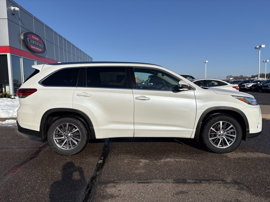 Used 2017 Toyota Highlander XLE image 2