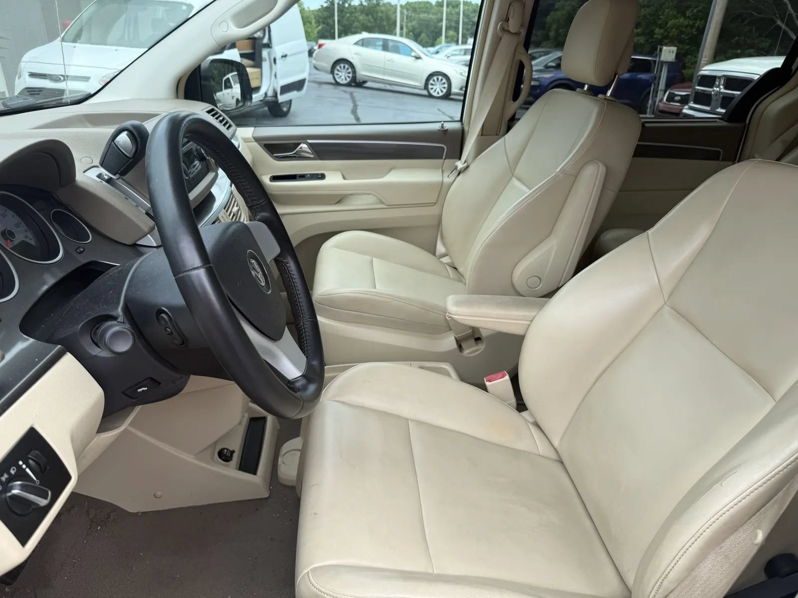 Used 2010 Volkswagen Routan SE FWD image 8
