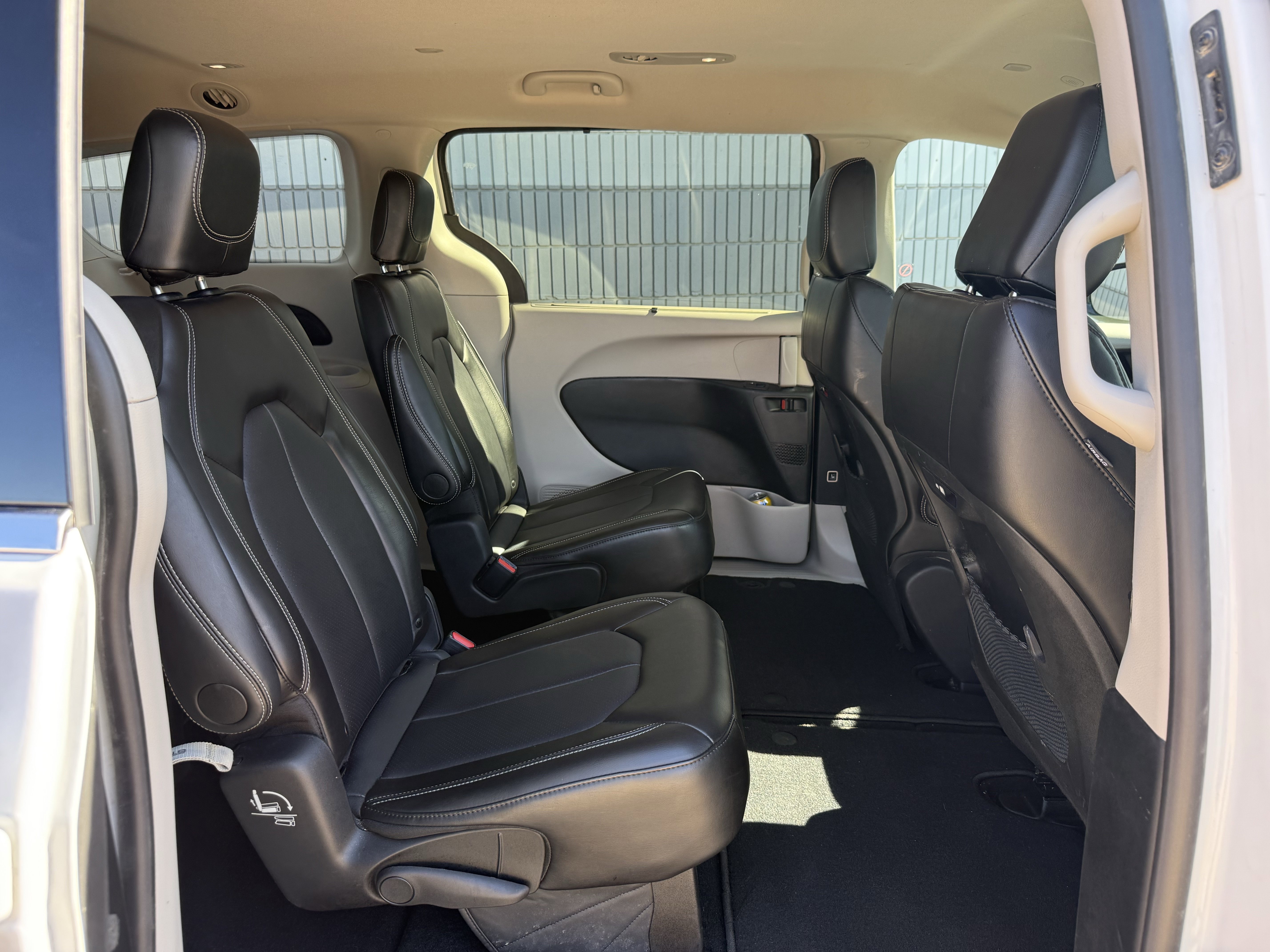 Used 2024 Chrysler Pacifica Touring-L image 6