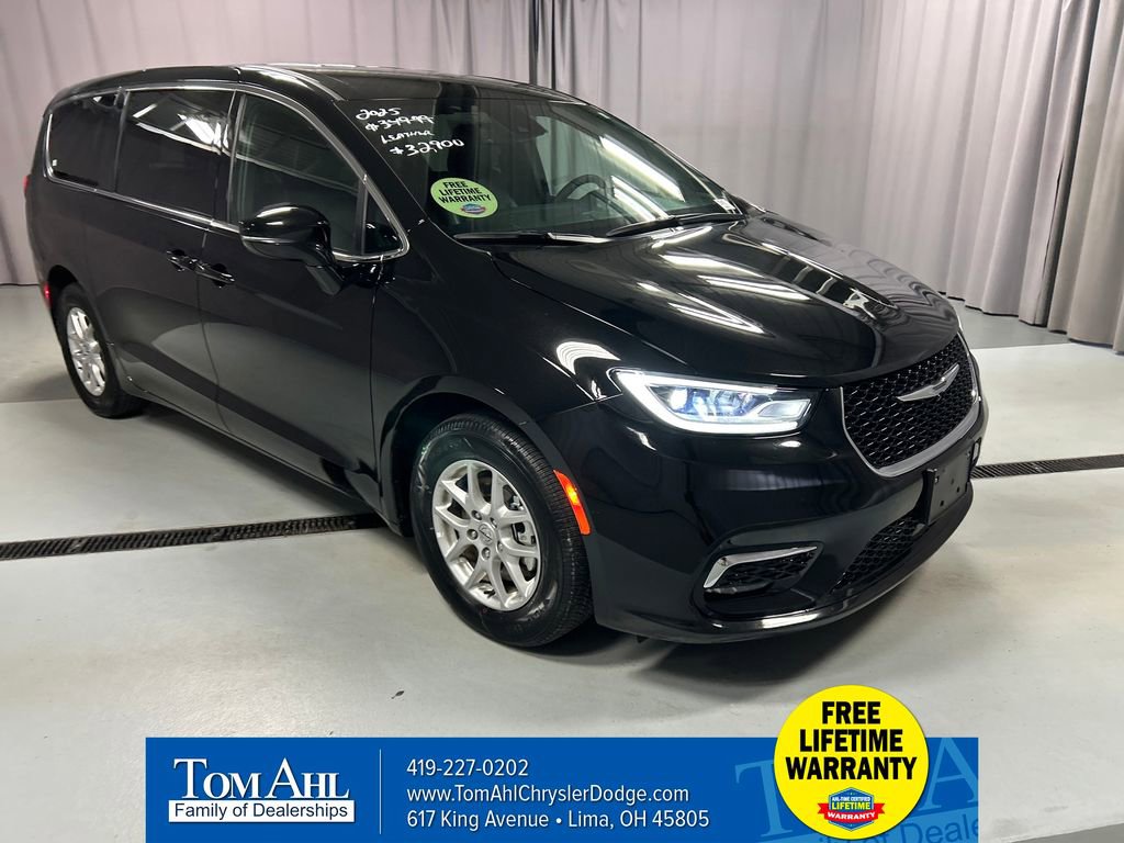 Used 2025 Chrysler Pacifica Select FWD image 1