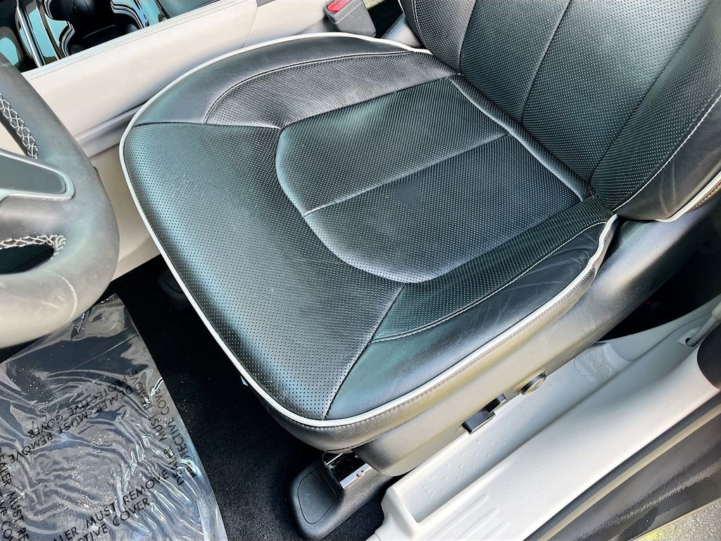 Used 2023 Chrysler Pacifica Limited w/ Uconnect Theater Family Group image 20