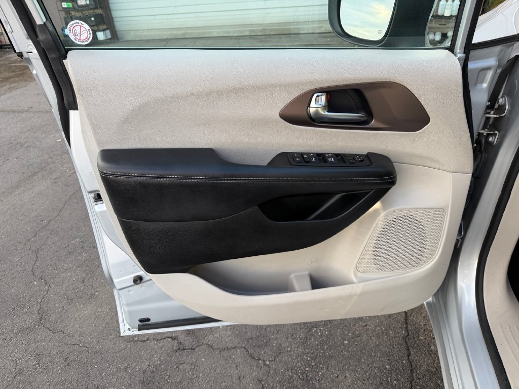 Used 2023 Chrysler Voyager LX FWD image 19