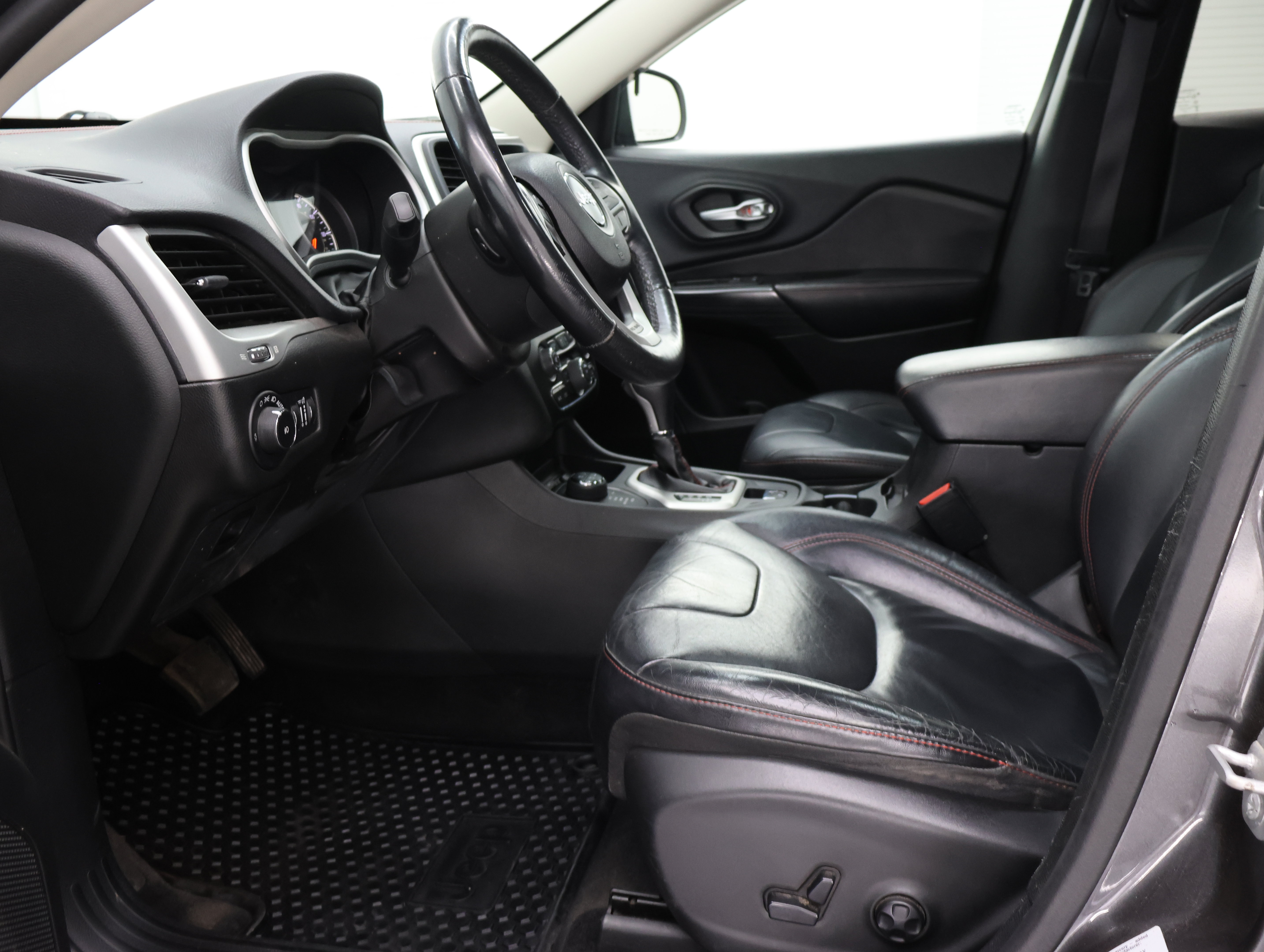 Used 2015 Jeep Cherokee Trailhawk w/ Leather Interior Group AWD/4WD image 7