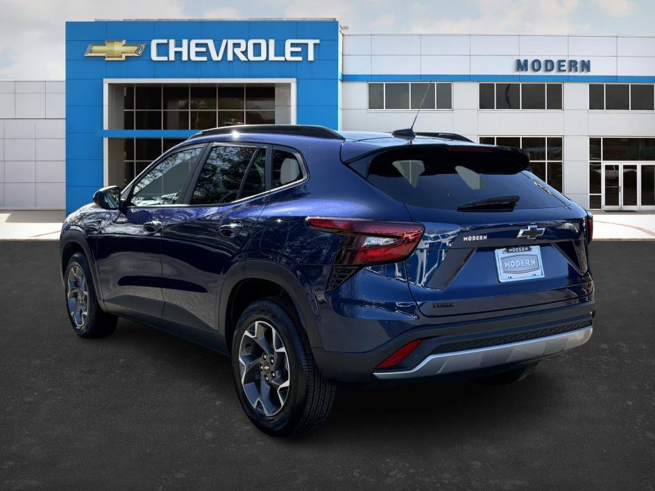 Used 2024 Chevrolet Trax LT w/ LT Convenience Package image 3
