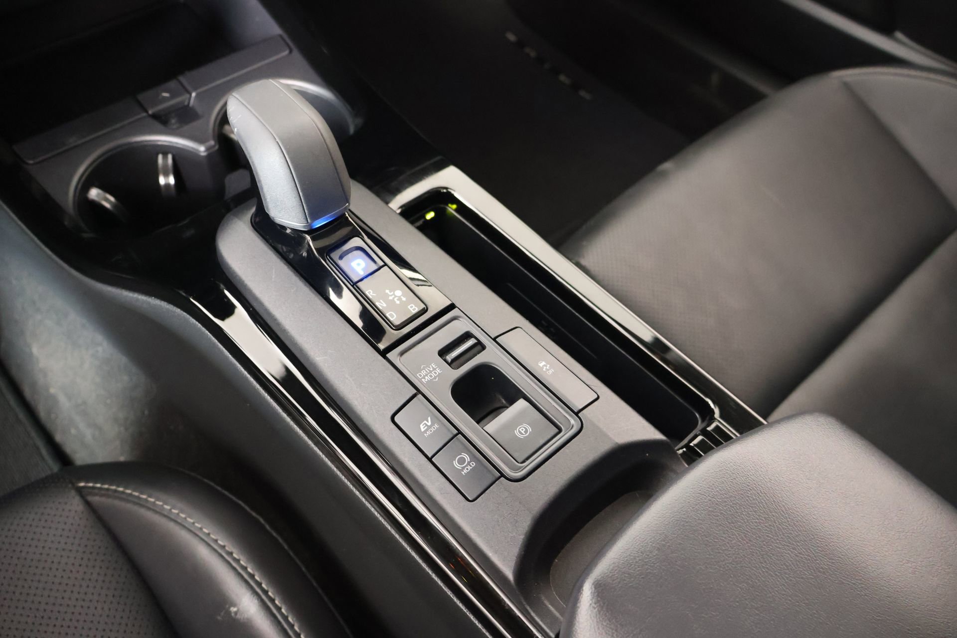 Used 2024 Toyota Prius Limited w/ Limited Premium Package FWD image 8