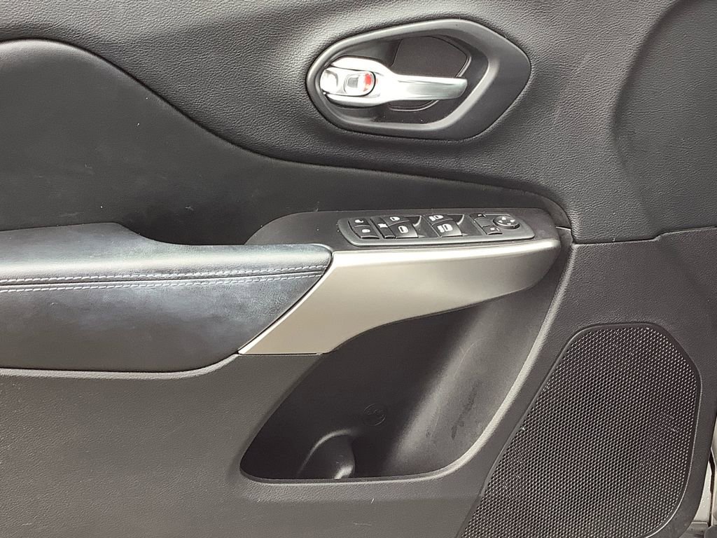 Used 2020 Jeep Cherokee Latitude Plus w/ Comfort/Convenience Group image 12