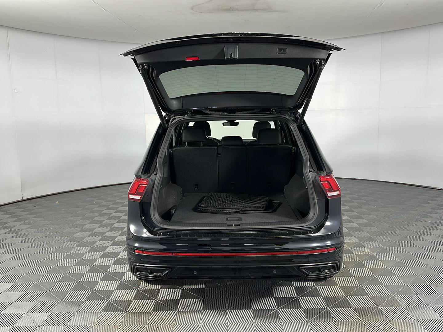 Used 2024 Volkswagen Tiguan SE R-Line AWD/4WD image 26