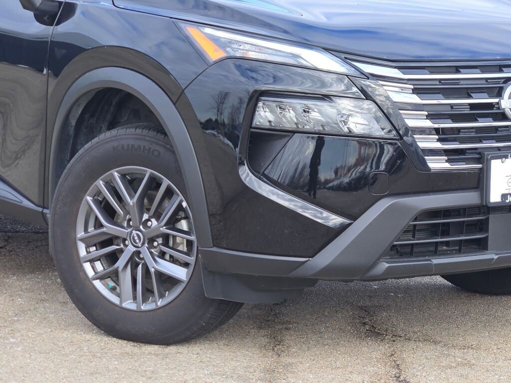 Used 2025 Nissan Rogue S image 3