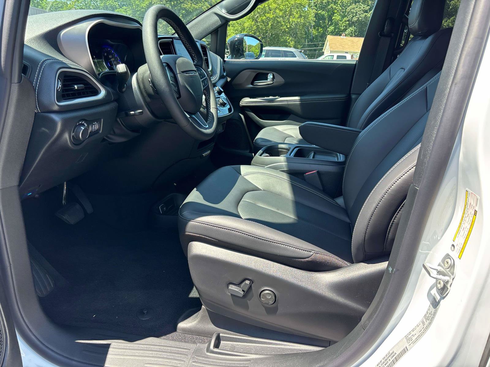 New 2027 Chrysler Pacifica Select AWD/4WD image 6