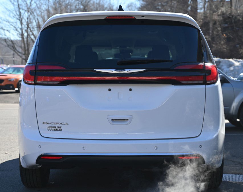 Used 2023 Chrysler Pacifica Touring-L FWD image 4