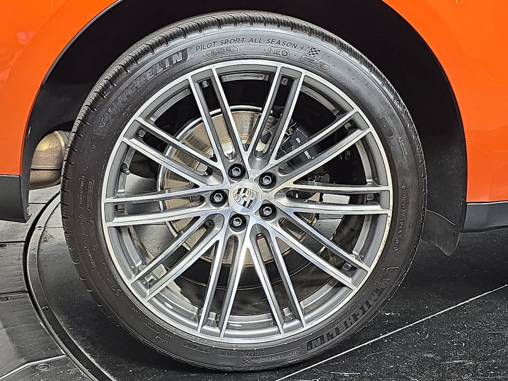 Certified 2025 Porsche Macan AWD/4WD image 29