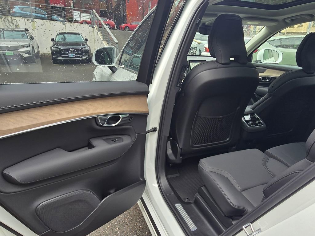 New 2025 Volvo XC90 B5 Plus w/ Protection Package Premier image 15