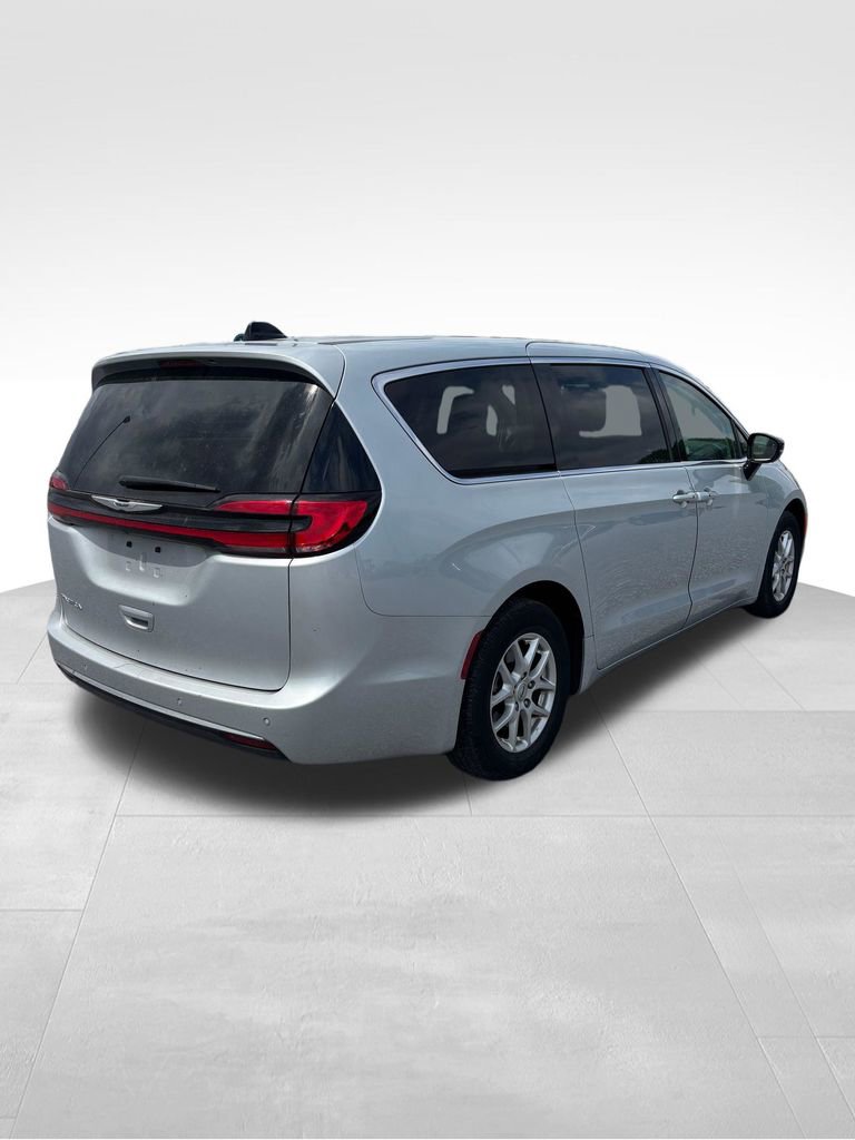Used 2024 Chrysler Pacifica Touring-L FWD image 7