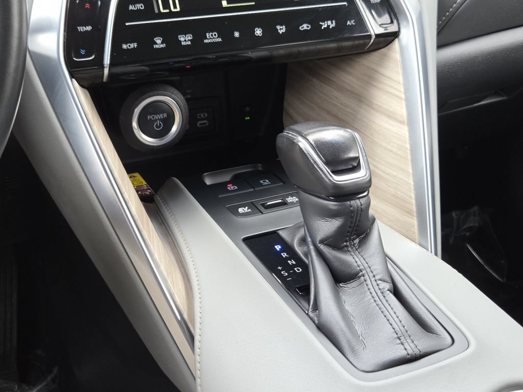 Used 2024 Toyota Venza XLE AWD/4WD image 35