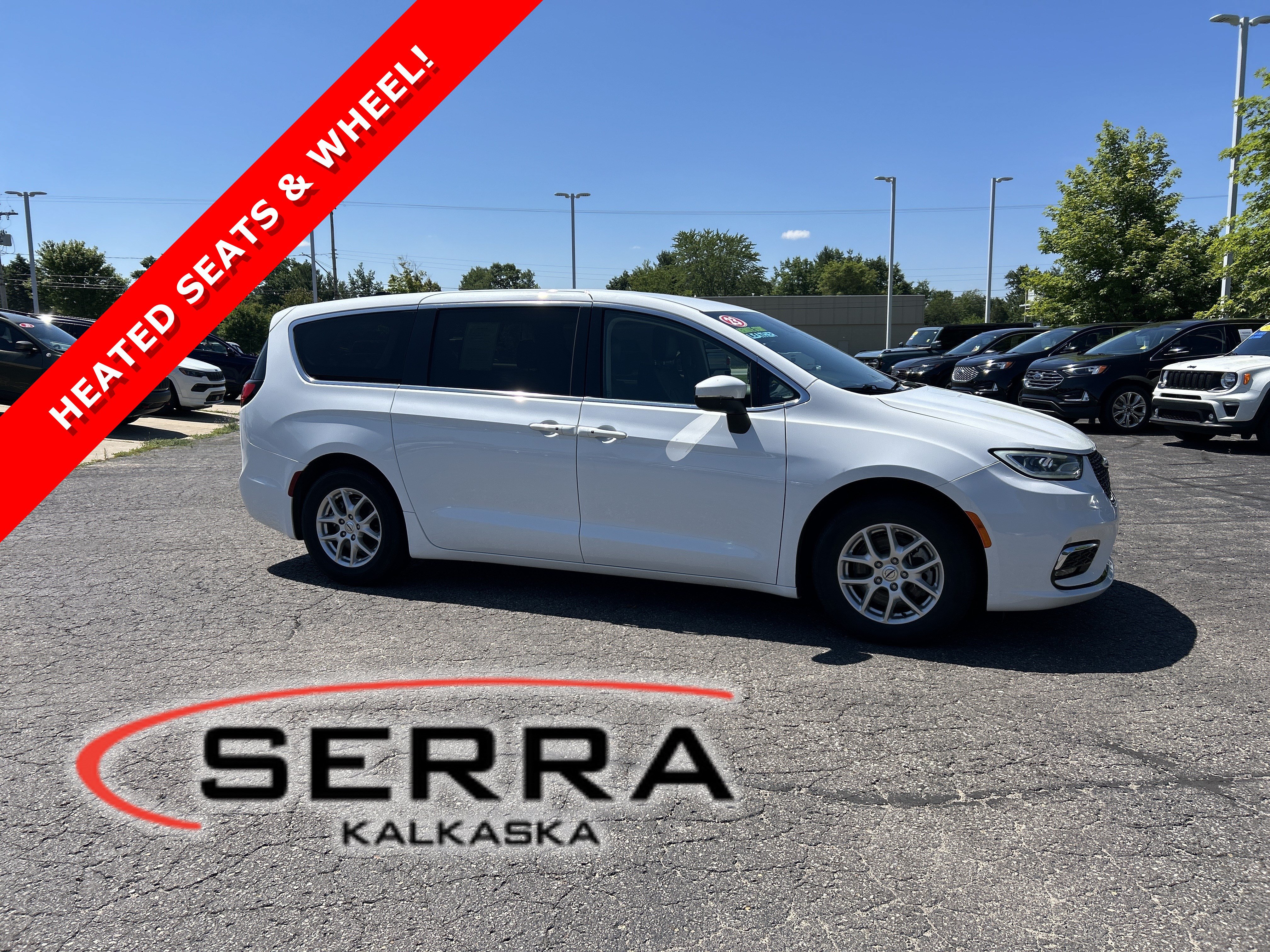 Used 2023 Chrysler Pacifica Touring-L FWD image 1