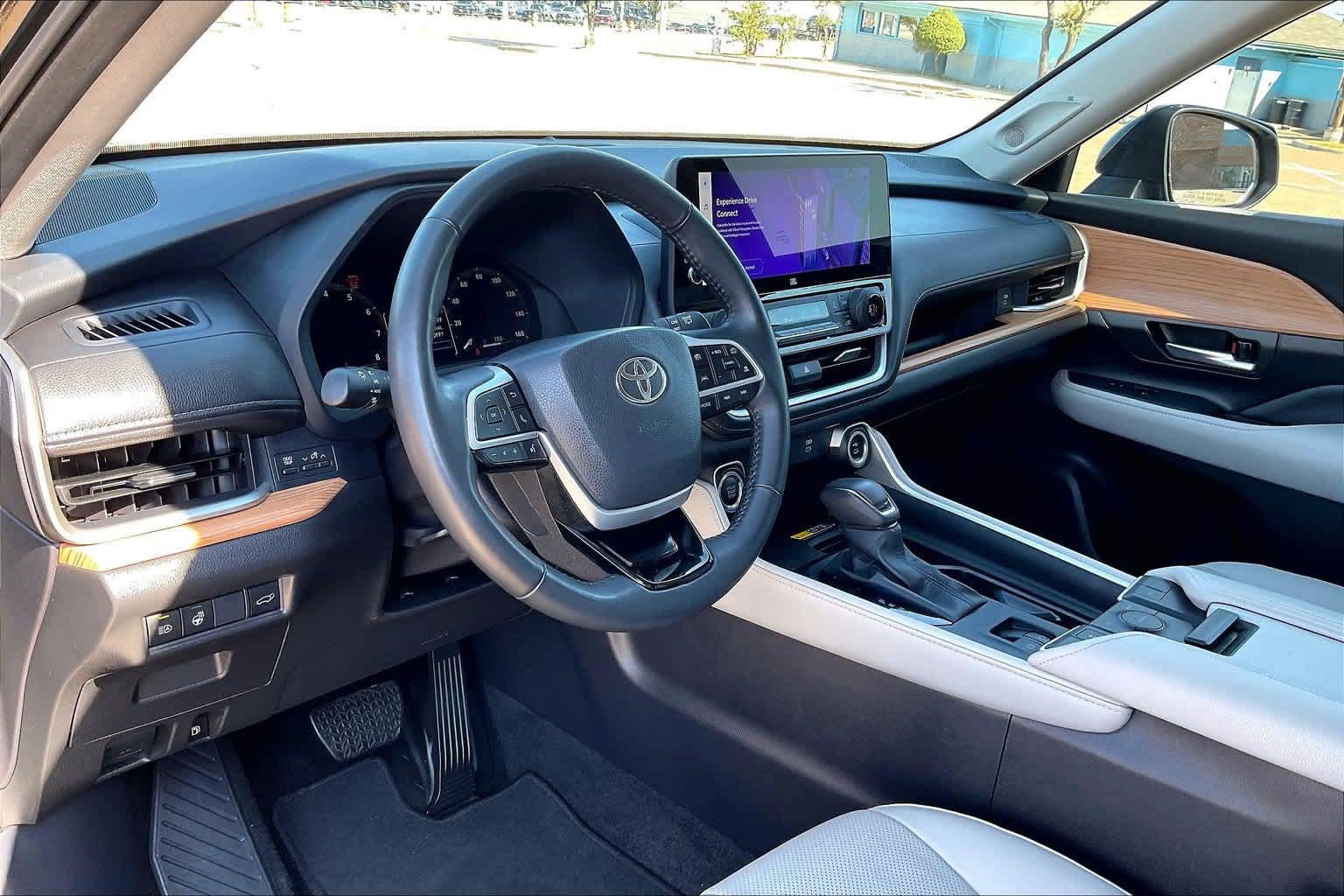 Used 2025 Toyota Grand Highlander FWD image 2