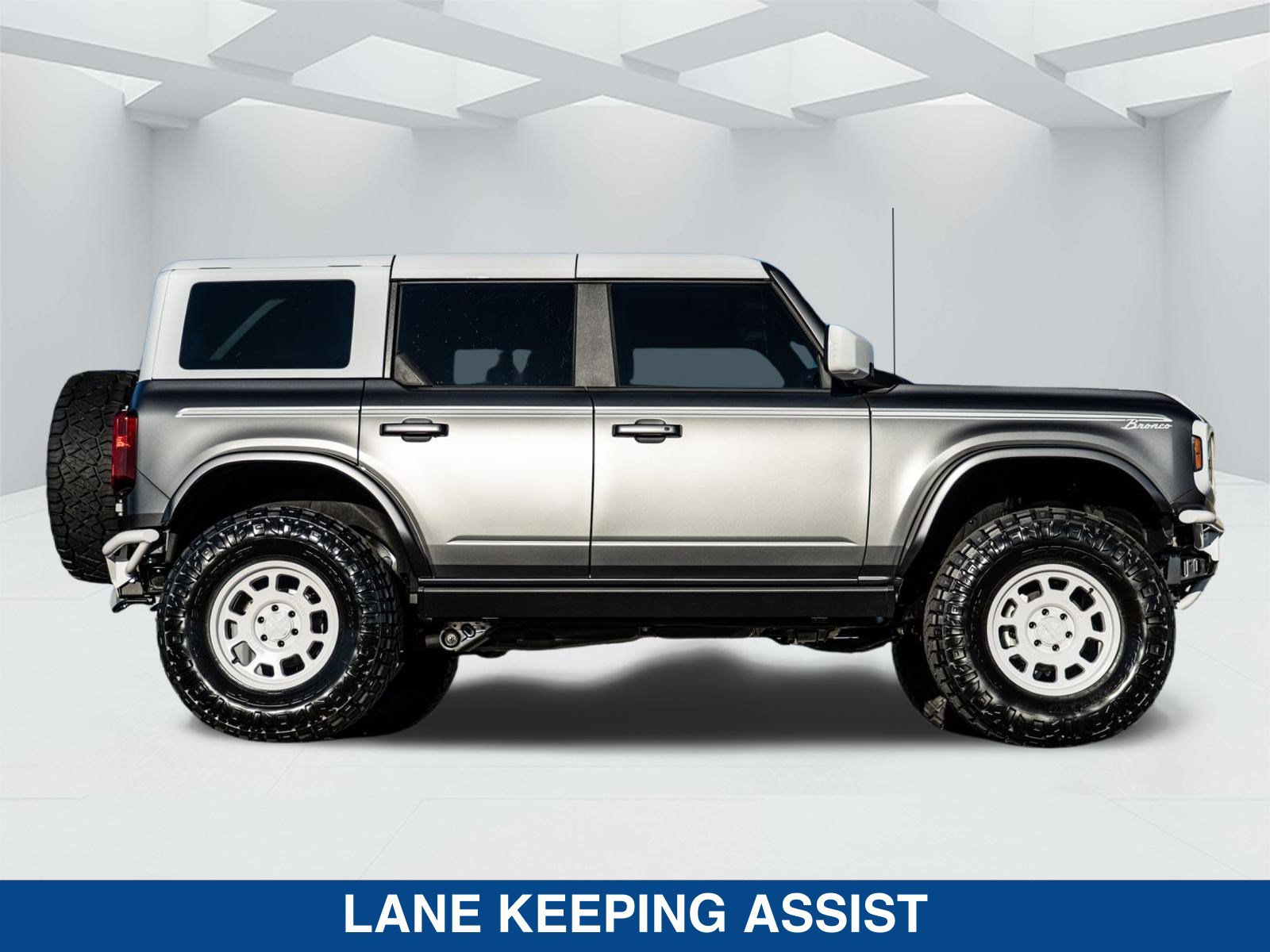 Used 2025 Ford Bronco Heritage Edition AWD/4WD image 3