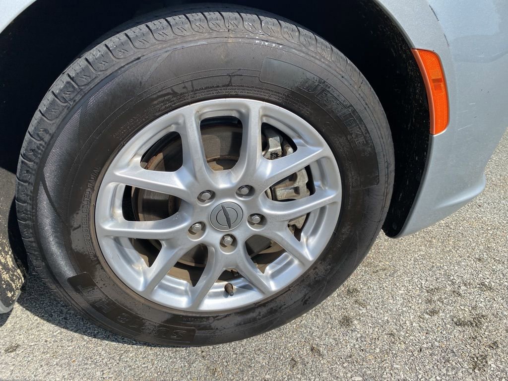 Used 2023 Chrysler Pacifica Touring-L image 7