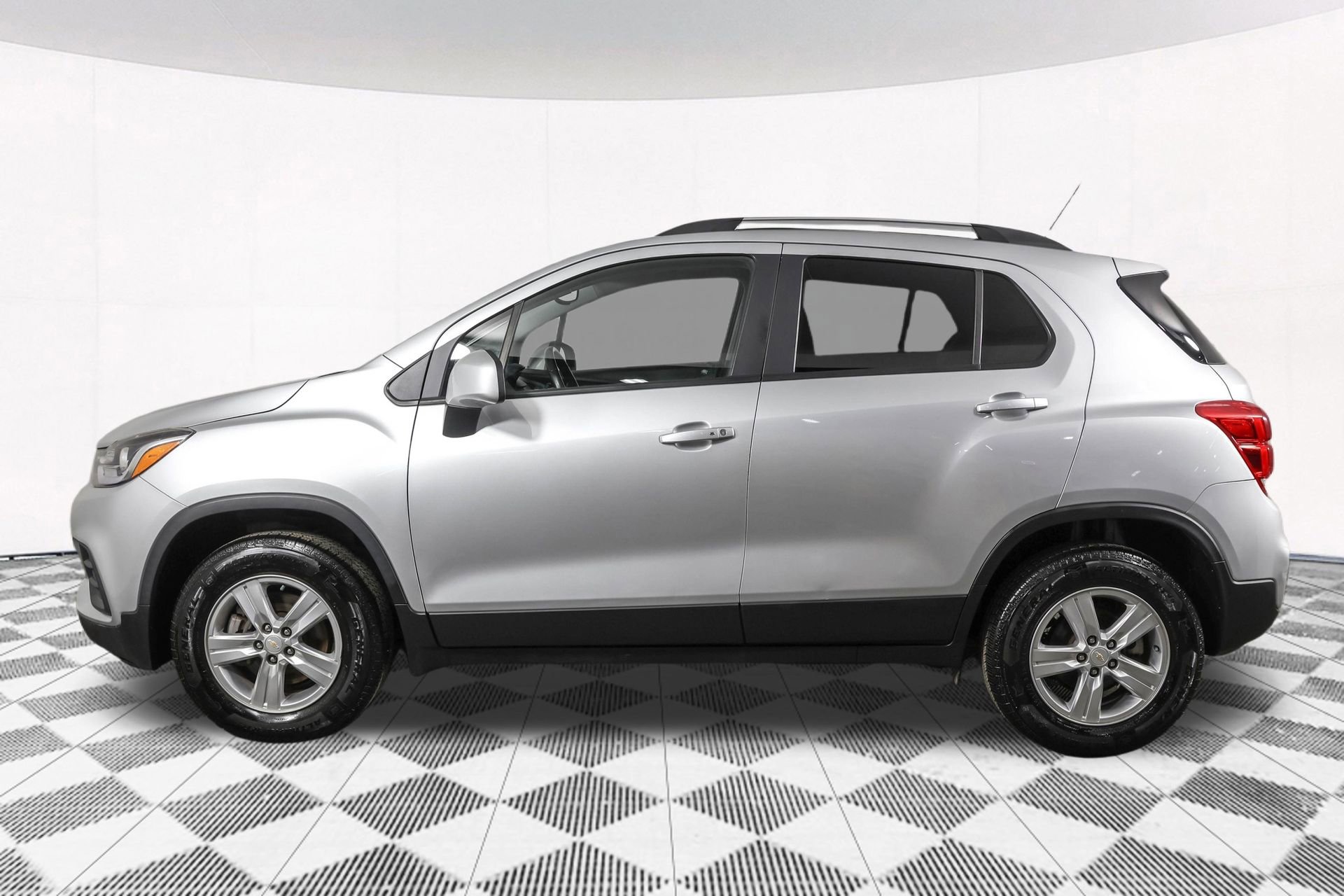 Used 2022 Chevrolet Trax LT w/ LT Convenience Package image 19