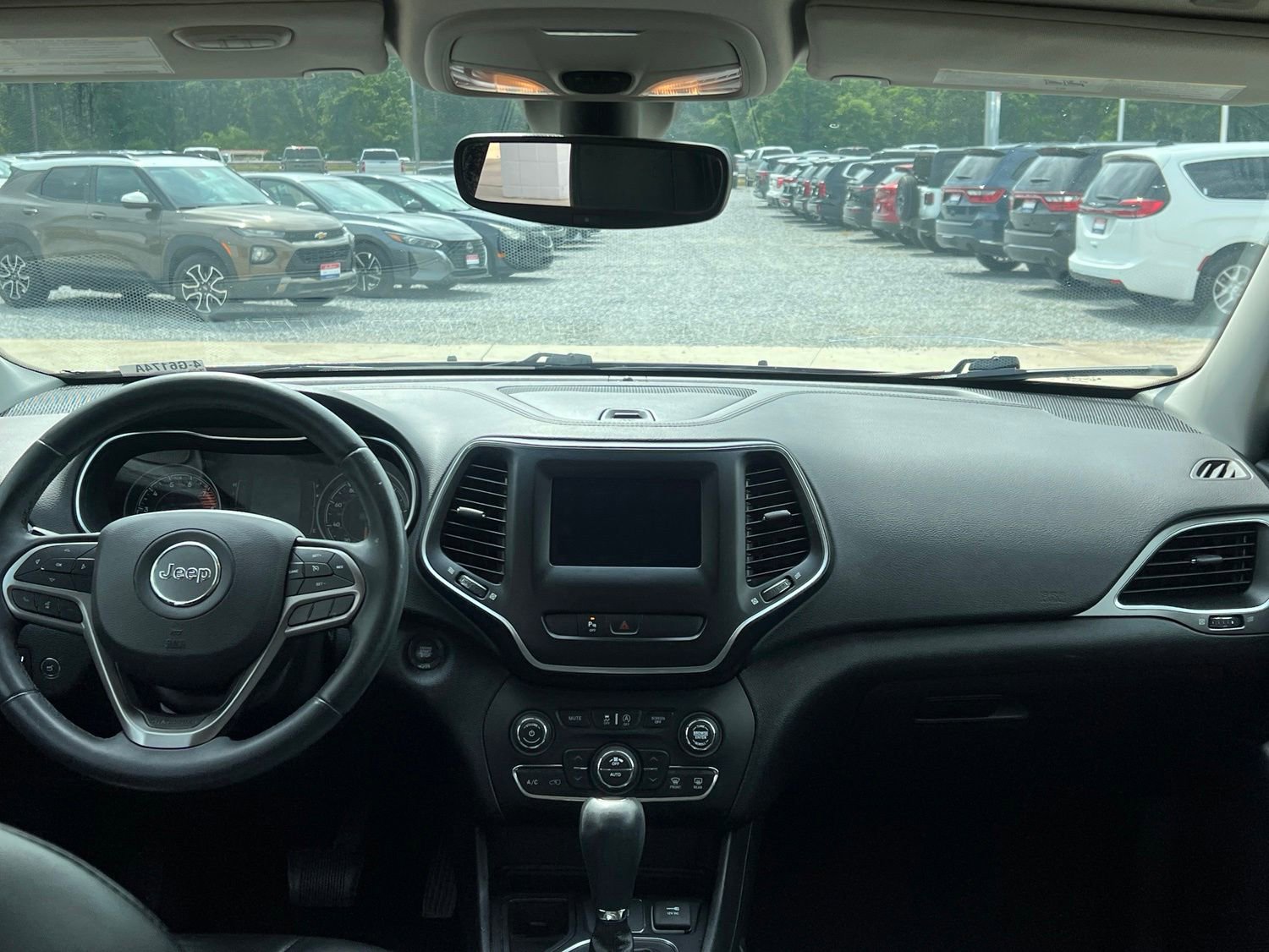 Used 2019 Jeep Cherokee Latitude Plus w/ Comfort/Convenience Group FWD image 9