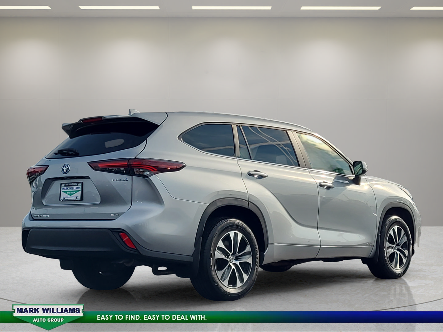 Used 2024 Toyota Highlander XLE AWD/4WD image 4