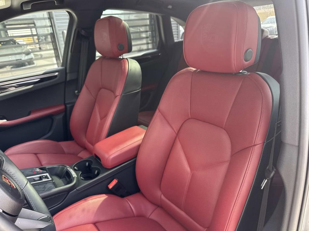 Certified 2025 Porsche Macan S image 5