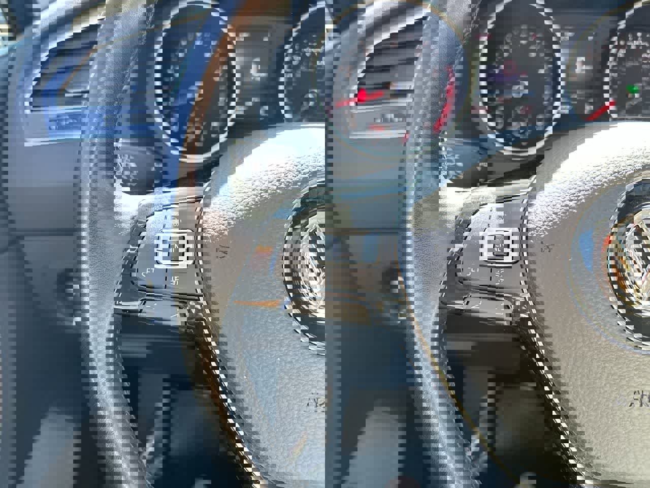 Used 2019 Volkswagen Tiguan SE w/ Panoramic Sunroof Package image 29