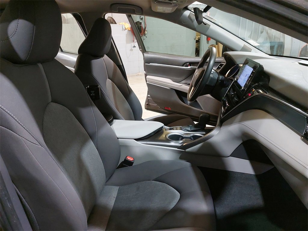 Used 2022 Toyota Camry LE image 10