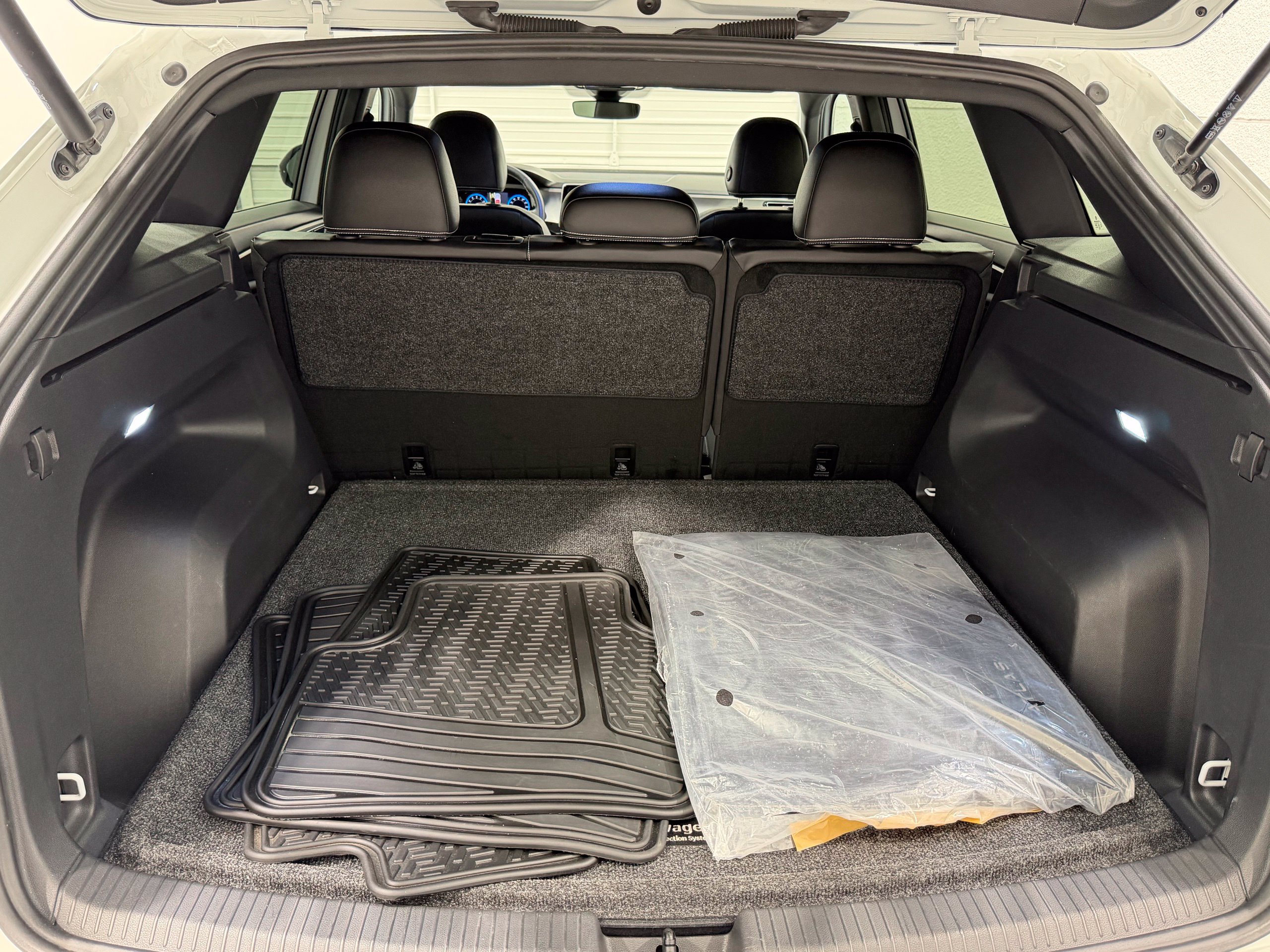 Certified 2024 Volkswagen Atlas Cross Sport SE FWD image 24