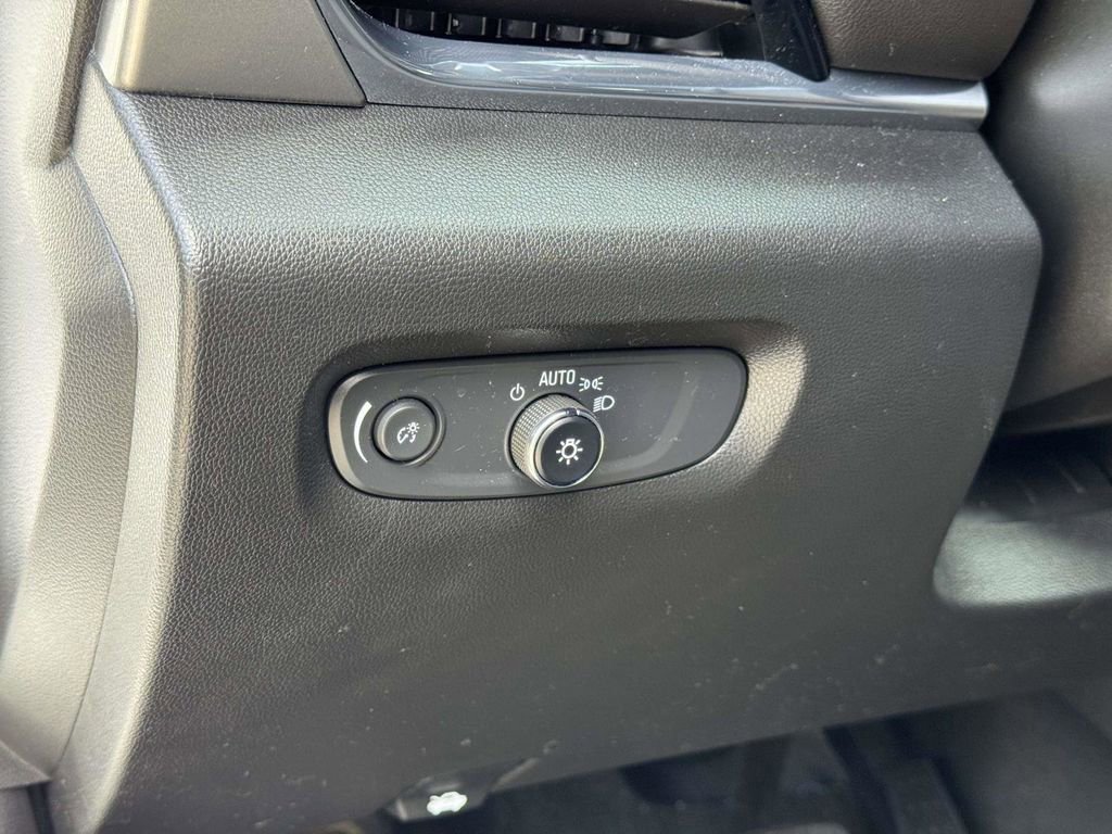 Used 2023 Chevrolet Traverse LT image 11