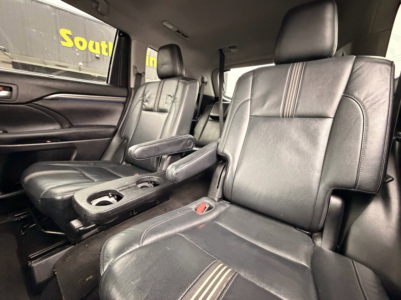 Used 2017 Toyota Highlander SE w/ Carpet Mat Package image 16