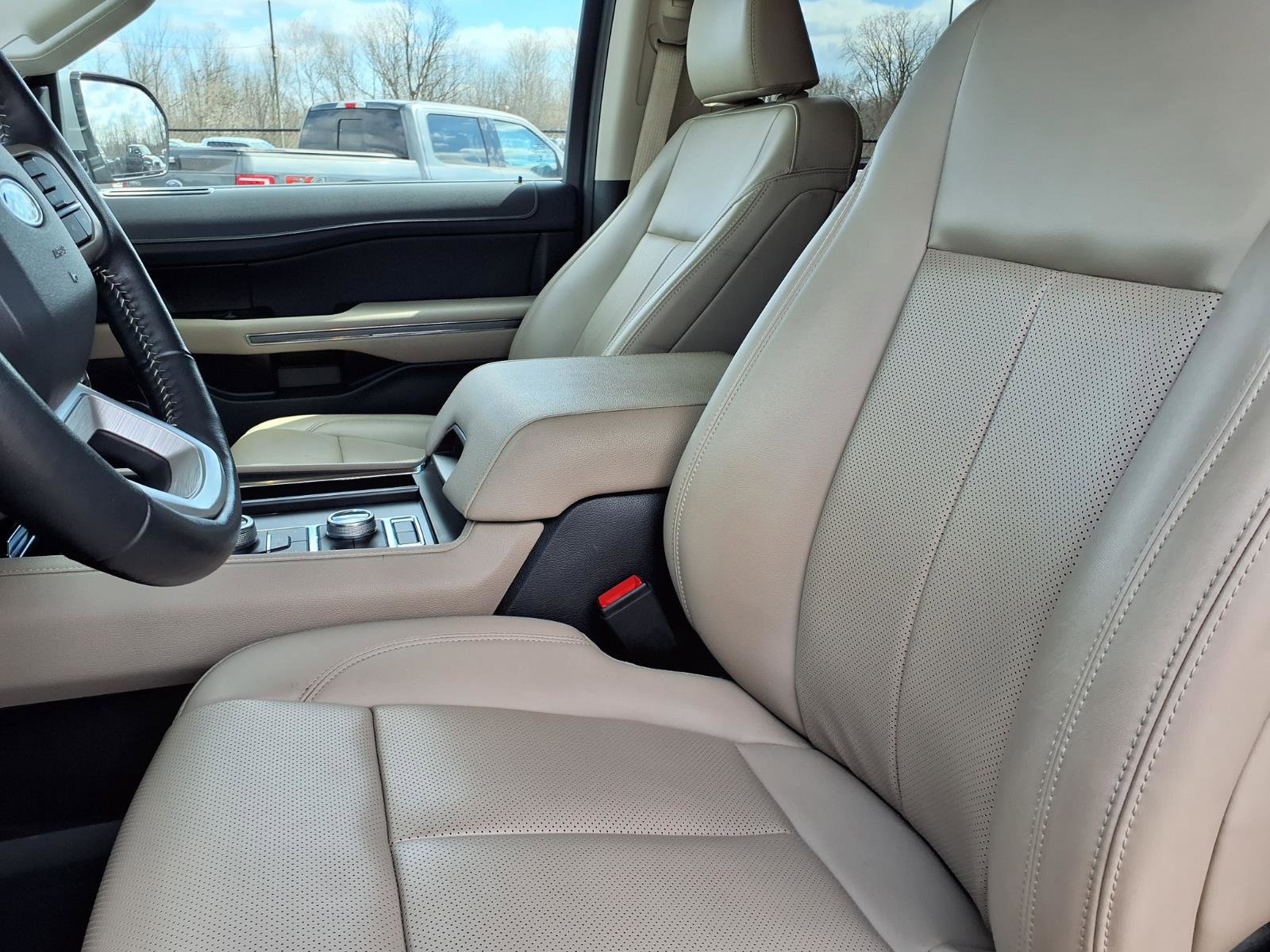 Used 2022 Ford Expedition XLT image 3