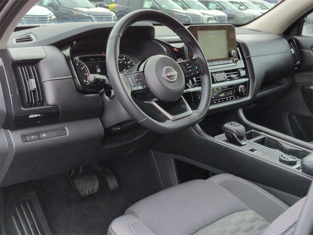 Used 2022 Nissan Pathfinder SV image 9